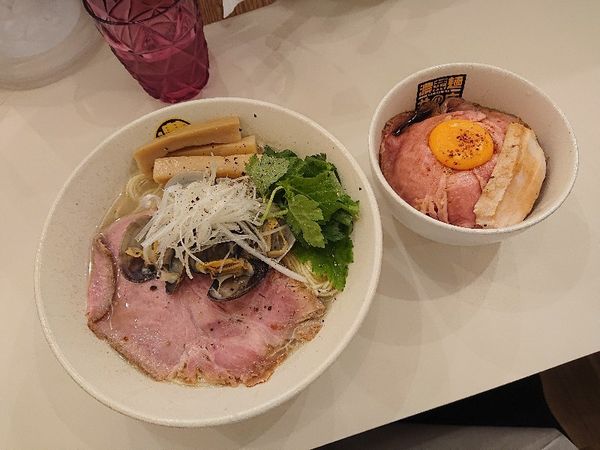 「あさりの塩そば（中）＋肉ごはん（エッグ&ソイソース）」@濃菜麺 井の庄 荻窪店の写真