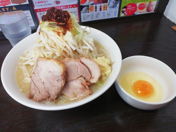 「塩ラーメン¥750ニンニクヤサイ増し辛め 生玉子¥50」@ラーメンいつきの写真