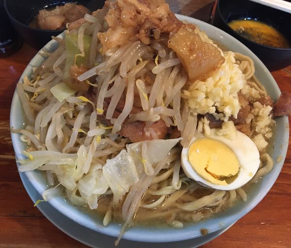 「富士丸ラーメン 豚かすアブラ 玉子」@ラーメン富士丸 西新井大師店の写真
