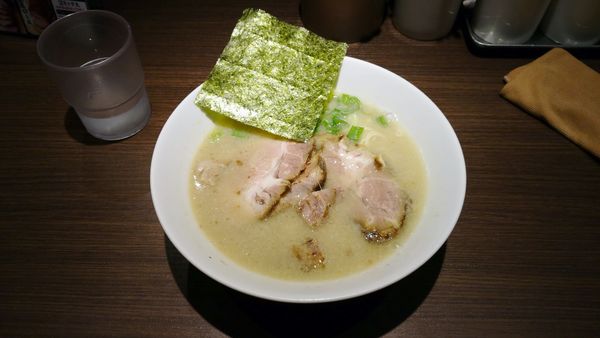 「半ちゃーしゅー麺」@らーめん専門店 小川 昭島店の写真