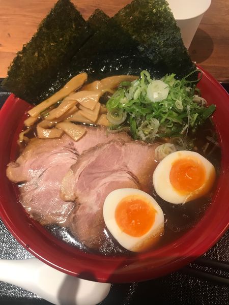 「贅沢盛り正油ラーメン（大盛）」@初代 横浜ハンマーヘッド店の写真