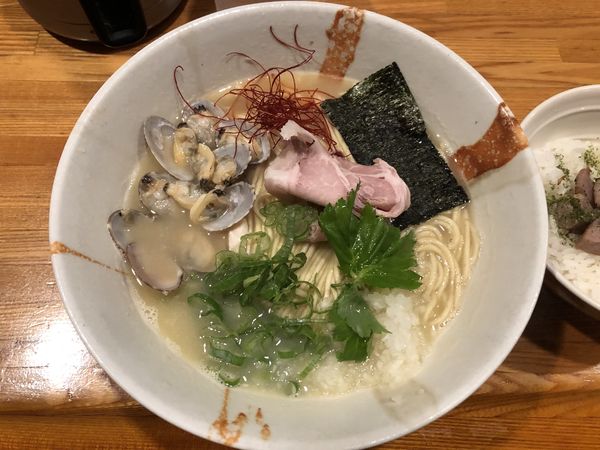 「上州地鶏と秋アサリの鶏白湯そば〜おい飯付〜細麺中盛り」@麺屋 ひな多の写真