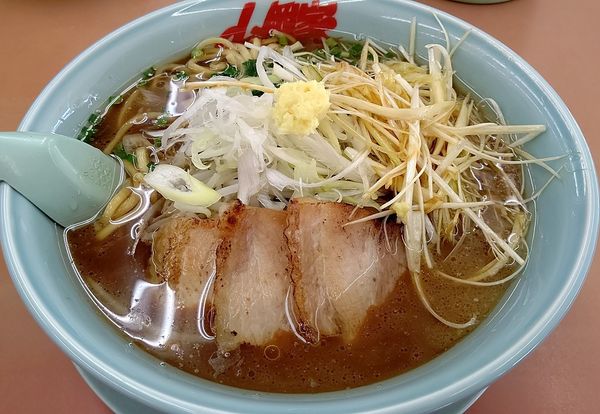 「豚バラ生姜醤油らーめん(大盛り) ネギ」@ラーメン山岡家 鷲宮店の写真