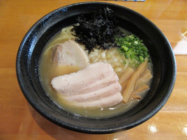 「鶏そば醤油（７８０円）＋鶏チャーシュー１００円」@麺屋 咲の写真