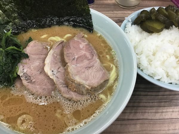 「らーめん650円麺硬め+チャーシュー無料　ライス大盛り無料」@横浜家系ラーメン武蔵家 松戸店の写真