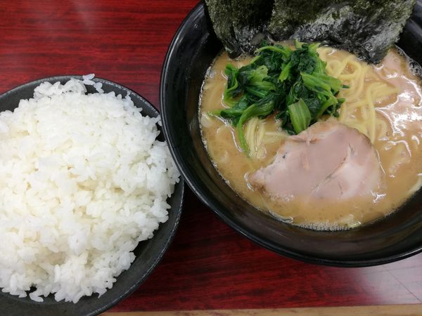 「ラーメン:650円+ライス(無料サービス)」@横浜ラーメン武蔵家 菊名店の写真