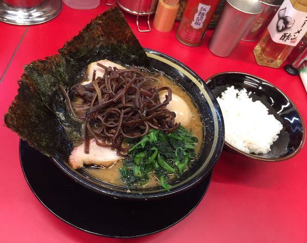 「チャーシューメン(3枚)硬め多め＋キクラゲ＋味玉＋半ライス」@柏 王道家の写真