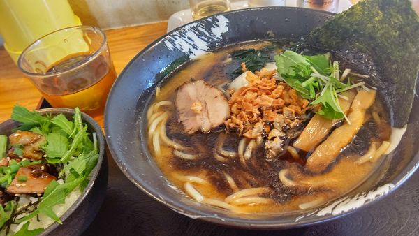 「黒こってりラーメン850円＋チャーシュー丼300円」@朝日屋の写真