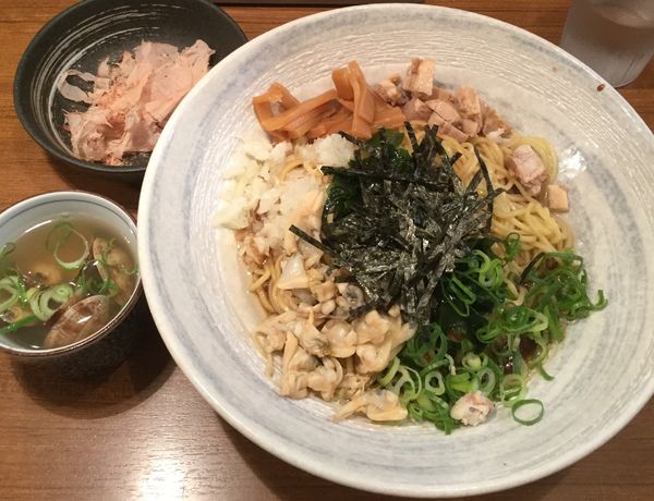 「醤油まぜそば（細麺、大盛無料） 780円」@魚介系まぜそば専門店 魚がしそば 新橋本店の写真