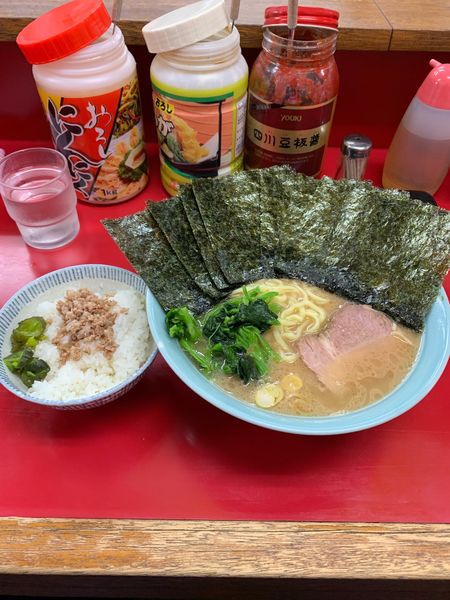 「ラーメン中盛、のり増し、ライス」@横浜家系ラーメン 末広家の写真