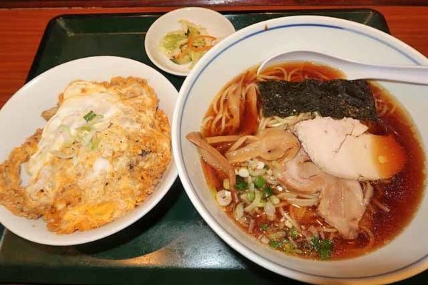 「純鶏らーめん醤油＋ミニそぼろ親子丼　950円」@らーめん直久 青山店の写真