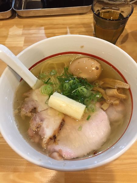 「塩ラーメン+味玉+ライス ¥850+¥100+¥100」@川の先の上の写真