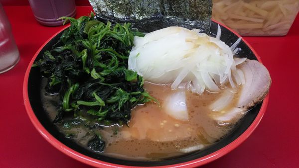 「ラーメン　+　ほうれん草　+　玉ねぎ」@横濱家系ラーメン 勝鬨家の写真