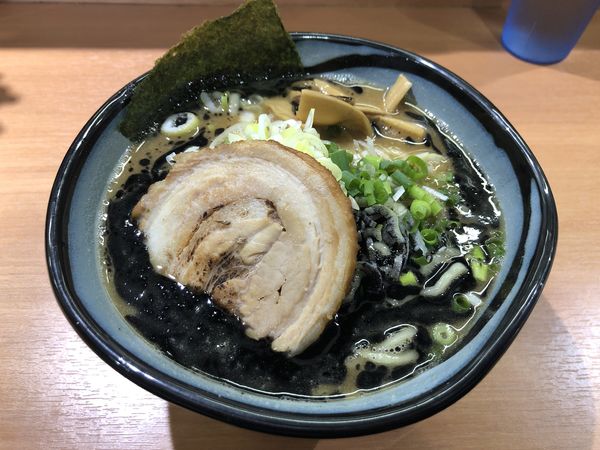 「黒熟成ラーメン（大盛）」@麺や 虎ノ道の写真