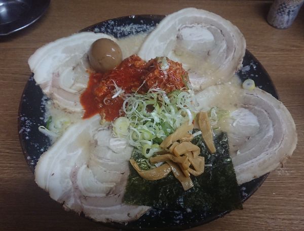 「トリプル（ホルモン＋チャーシュー＋ミソ）」@屋台ラーメンとんこつ貴生の写真