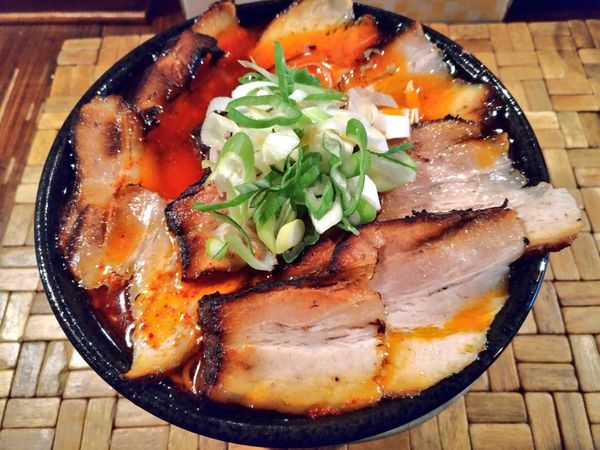 「期間限定 特製台湾ラーメン炙り肉増しチャーシュー麺」@天神矢の写真