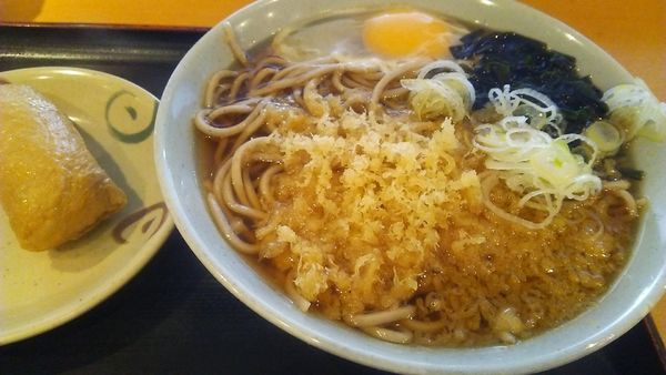 「たぬきそば 380円＋生卵 60円＋いなり 90円」@かのや 新橋駅構内店の写真