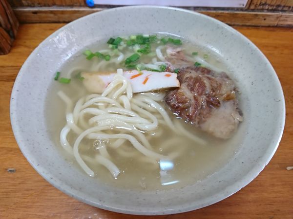 「沖縄そば（小）」@三丁目そばの写真