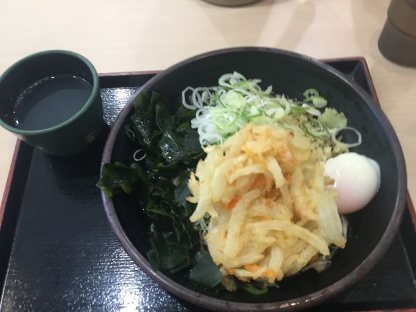 「朝そば玉子・温玉、薬味多め+三陸わかめ(¥360+クーポン)」@ゆで太郎 錦町店の写真