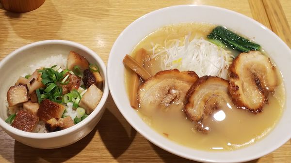 「チャーシュー塩らーめん＋肉飯」@せたが屋 越谷レイクタウン店の写真