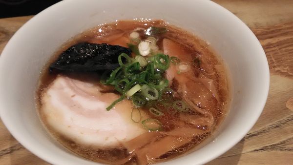 「[限定]ミニチャーシュー醤油ラーメン」@支那そばや 新横浜ラーメン博物館店の写真