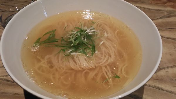 「[限定]美瑛産小麦の塩らぁ麺」@支那そばや 新横浜ラーメン博物館店の写真