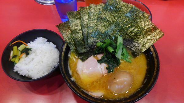 「並ラーメン　のり　味玉　野菜畑　ライス」@家系総本山 ラーメン吉村家の写真