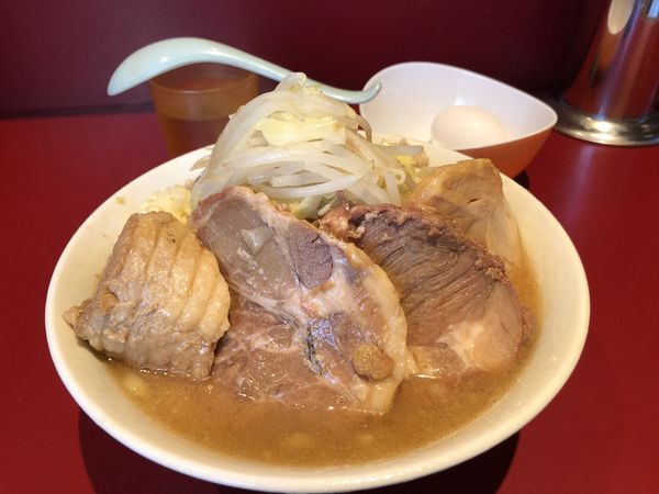 「小豚　生玉子　ヤサイニンニクアブラ　900」@ラーメン二郎 荻窪店の写真