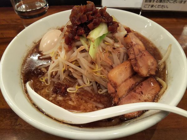 「【限定】黒狼　※野菜、大蒜増し　＋味玉：㋚券」@New old style ゆいが 三郷店の写真