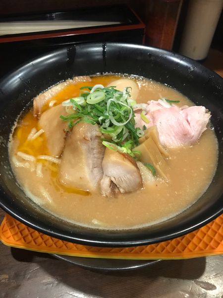 「ガーリックオイルの効いた味噌トントロチャーシュー麺」@まりお流らーめんの写真