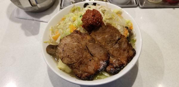 「赤玉ﾀﾝﾒﾝ(並)赤玉中920円+ﾁｬｰｼｭｰ2枚220円」@麺処 まるよし商店の写真