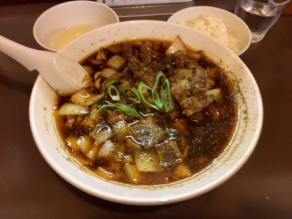 「【限定】ブラックソバ(太麺)900円＋生玉子50円＋専用小ライス」@鶏こく中華 すず喜の写真