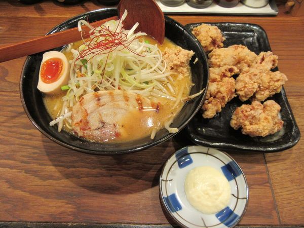 「味噌ラーメン（９３０円）＋唐揚げ４１０円」@鶏白湯中華そば 鶏たけ商店の写真