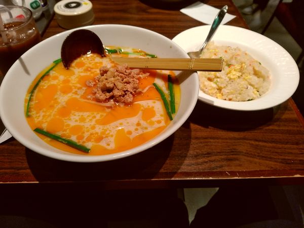 「本日のランチ①(豚骨辛味ラーメン＋五目チャーハン)800円」@上海華龍 ヤマダ電機LABI1高崎店の写真