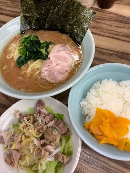 「ラーメン並 700円　キャベチャー150円　無料ライス」@横浜ラーメン 武源家の写真