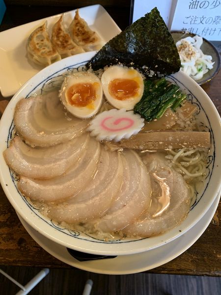 「塩チャーシュー麺 900円 ハーフ餃子(クーポン)」@中華そば ほん田の写真