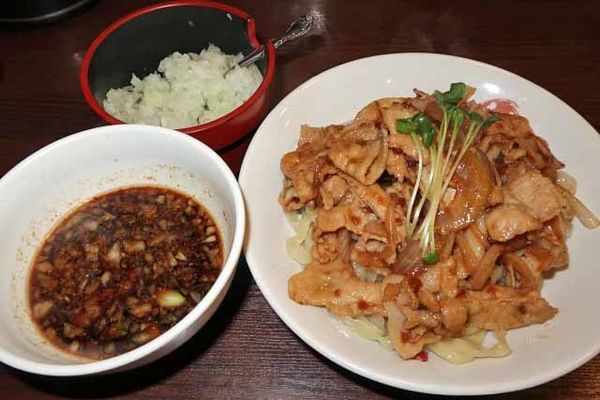 「肉盛りつけ麺並　830円＋無料の肉ちょい増し」@魁 肉盛りつけ麺 六代目けいすけの写真