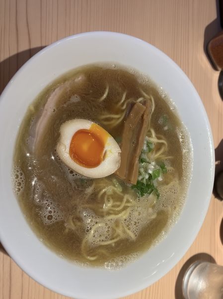 「地魚醤油らぁめん 味玉半分」@江ノ島らぁ麺 片瀬商店の写真