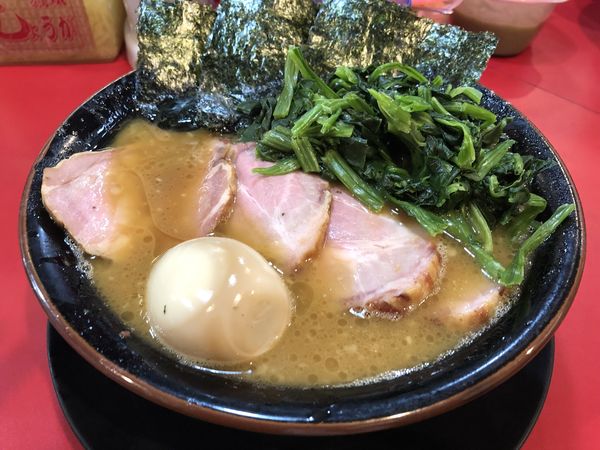 「中盛チャーシュー麺固め たまごほうれん草」@家系ラーメン とらきち家の写真