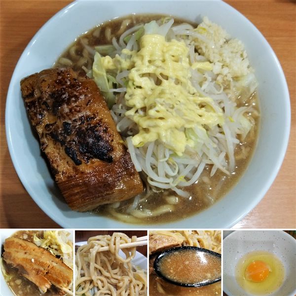 「デカ豚らーめん＋生卵＝950円」@らーめん忍者の写真