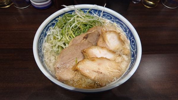 「背脂煮干しネギチャーシュー麺980」@寿製麺 よしかわ 西台駅前店の写真