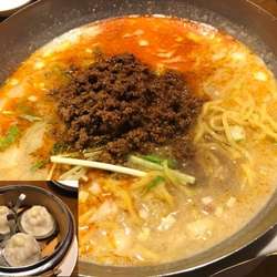 坦々麺935円、小籠包440円