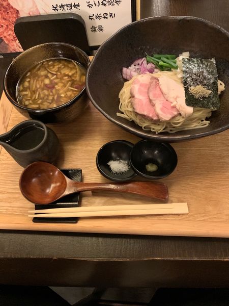 「昆布水つけ麺900円＋しゃぶ肉飯無料朝サービス。」@つけ麺 山崎の写真