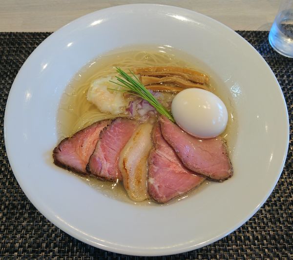 「特製中華蕎麦＜塩＞」@宍道湖しじみ中華蕎麦 琥珀 東京本店の写真