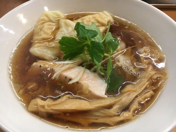 「醤油ワンタン麺（平打ち麺）」@麺や 一峯の写真