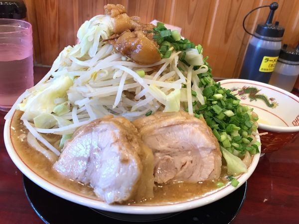 「ラーメン大　やさい　ニラ　卓上ニンニクマシマシ」@らーめん ぶっ豚 町田店の写真