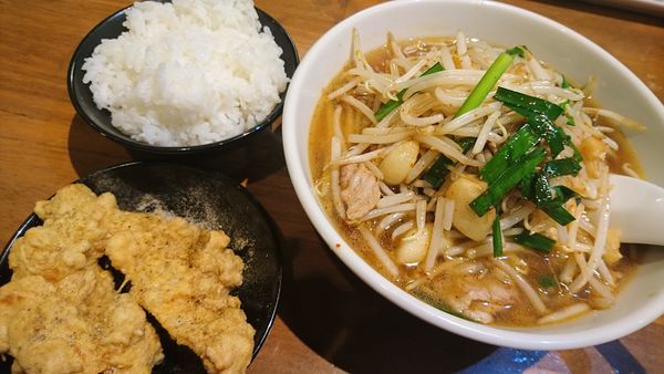 「ベトコンラーメン、ちょいゲソ、サービスライス」@新京 名古屋伏見店の写真