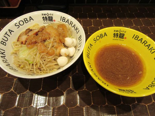 「つけそば（９００円）＋うずら１００円」@茨城豚そば 特龍 本店の写真