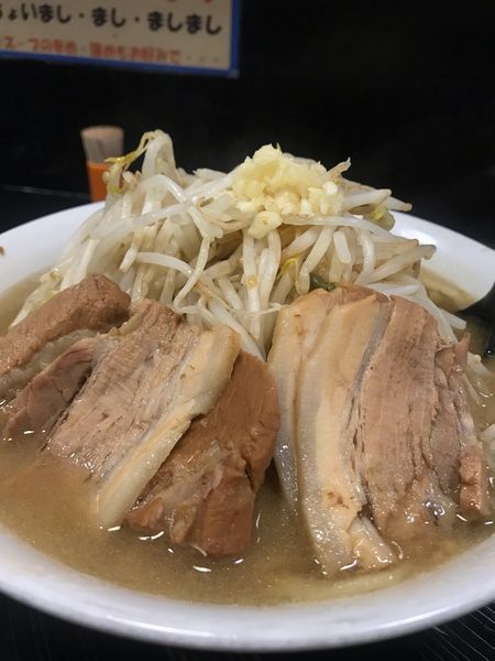 「ラーメン中盛り醤油ヤサイマシニンニク少し」@自家製太麺 ドカ盛 マッチョ 三ノ宮店の写真