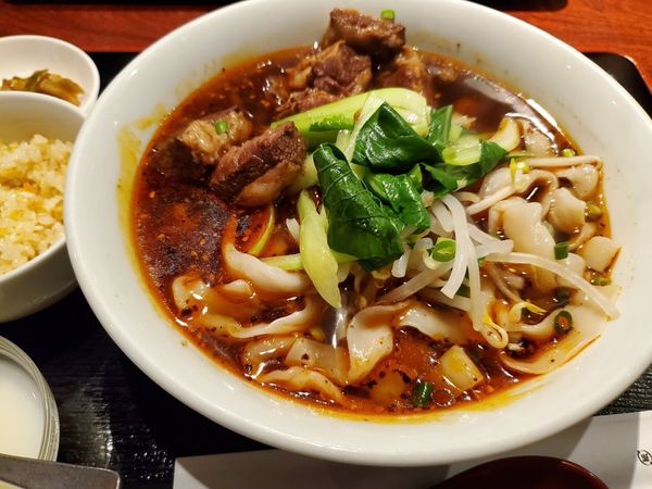 「マーラー牛肉刀削麺」@龍盛園 品川高輪口店の写真